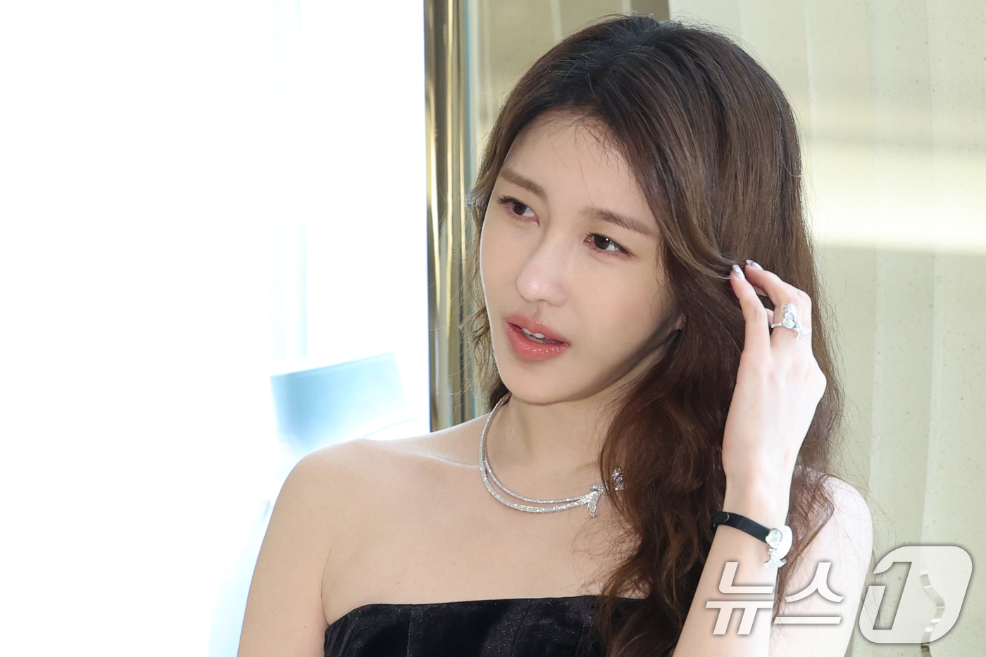 (서울=뉴스1) 권현진 기자 = 배우 이지아가 16일 오전 서울 압구정 갤러리아 백화점에서 여린 하이 주얼리 브랜드 그라프 리뉴얼 오픈 기념 행사에 참석해 미소를 짓고 있다. 20 …