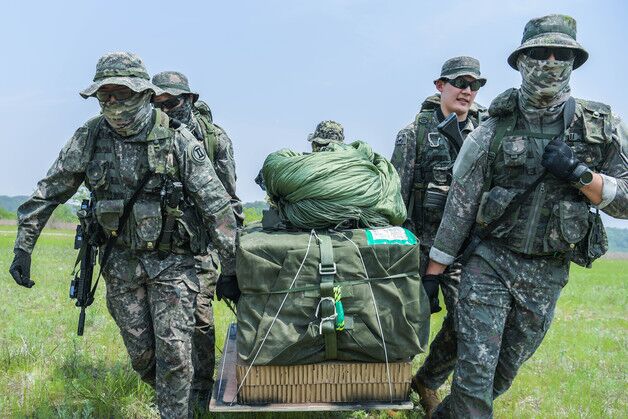 육군, 전반기 공중 재보급 연합훈련 진행…보급품 확보 초점