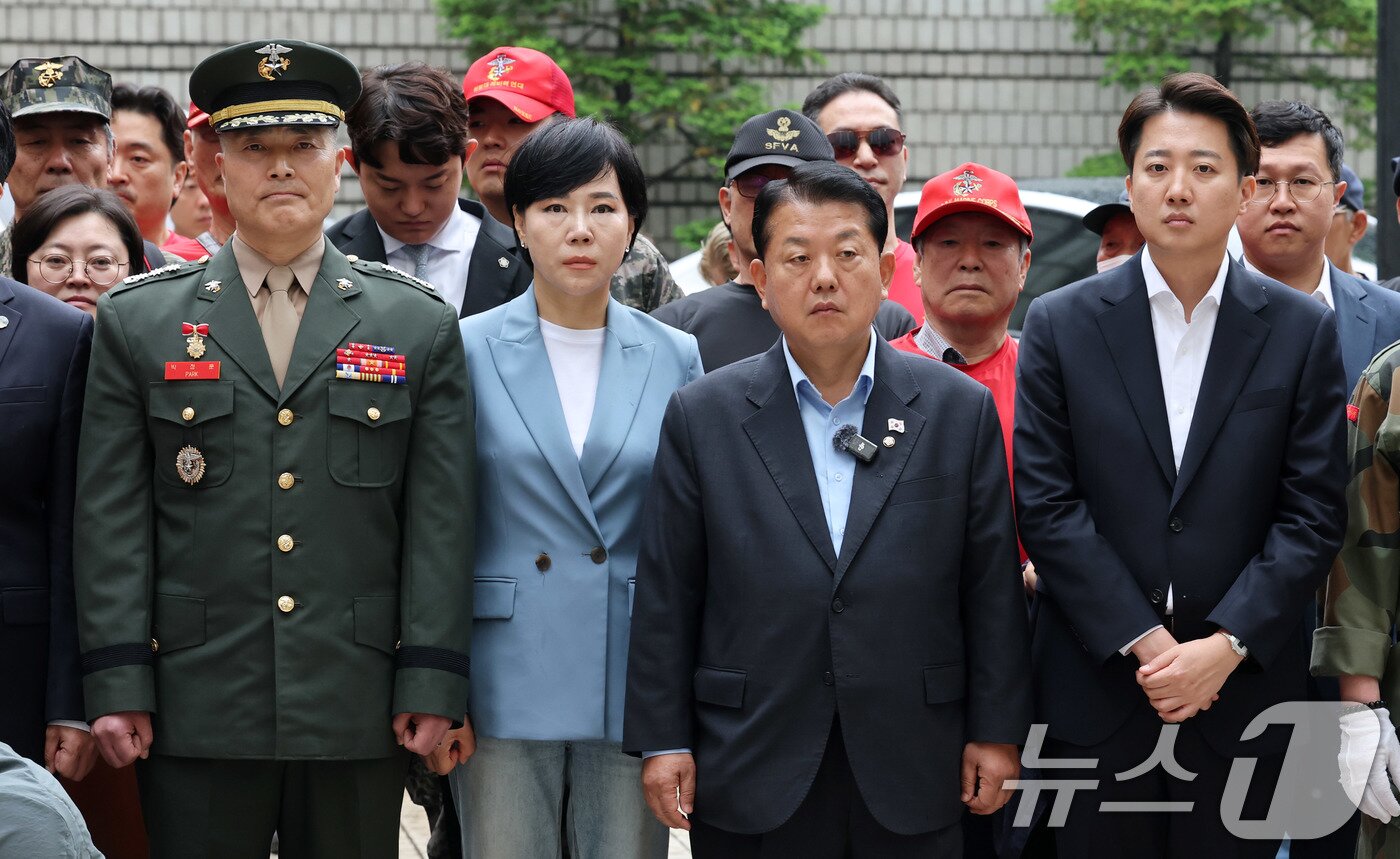 본문 이미지 - 이준석 개혁신당 대통령 후보가 16일 서초구 서울고등법원에서 해병대 '채 상병 순직 사건'과 관련 항명 및 상관명예훼손 혐의로 기소된 박정훈 전 해병대 수사단장(대령)의 항소심 2차 공판준비기일을 앞두고 열린 기자회견에 참석해 자리하고 있다. 오른쪽부터 이준석 후보, 김병주, 전현희 민주당 의원, 박정훈 대령. 2025.5.16/뉴스1 ⓒ News1 박세연 기자