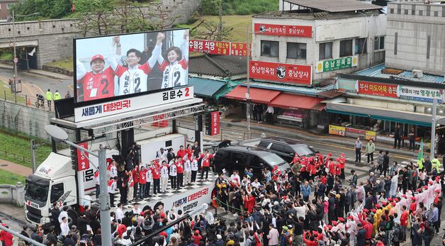 수원 지동시장 찾아 지지 호소하는 김문수 후보