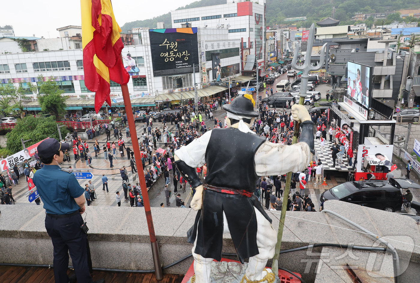 (수원=뉴스1) 이광호 기자 = 김문수 국민의힘 대통령 후보가 16일 오전 경기도 수원시 팔달구 지동시장을 찾아 지지를 호소하고 있다. (공동취재) 2025.5.16/뉴스1
