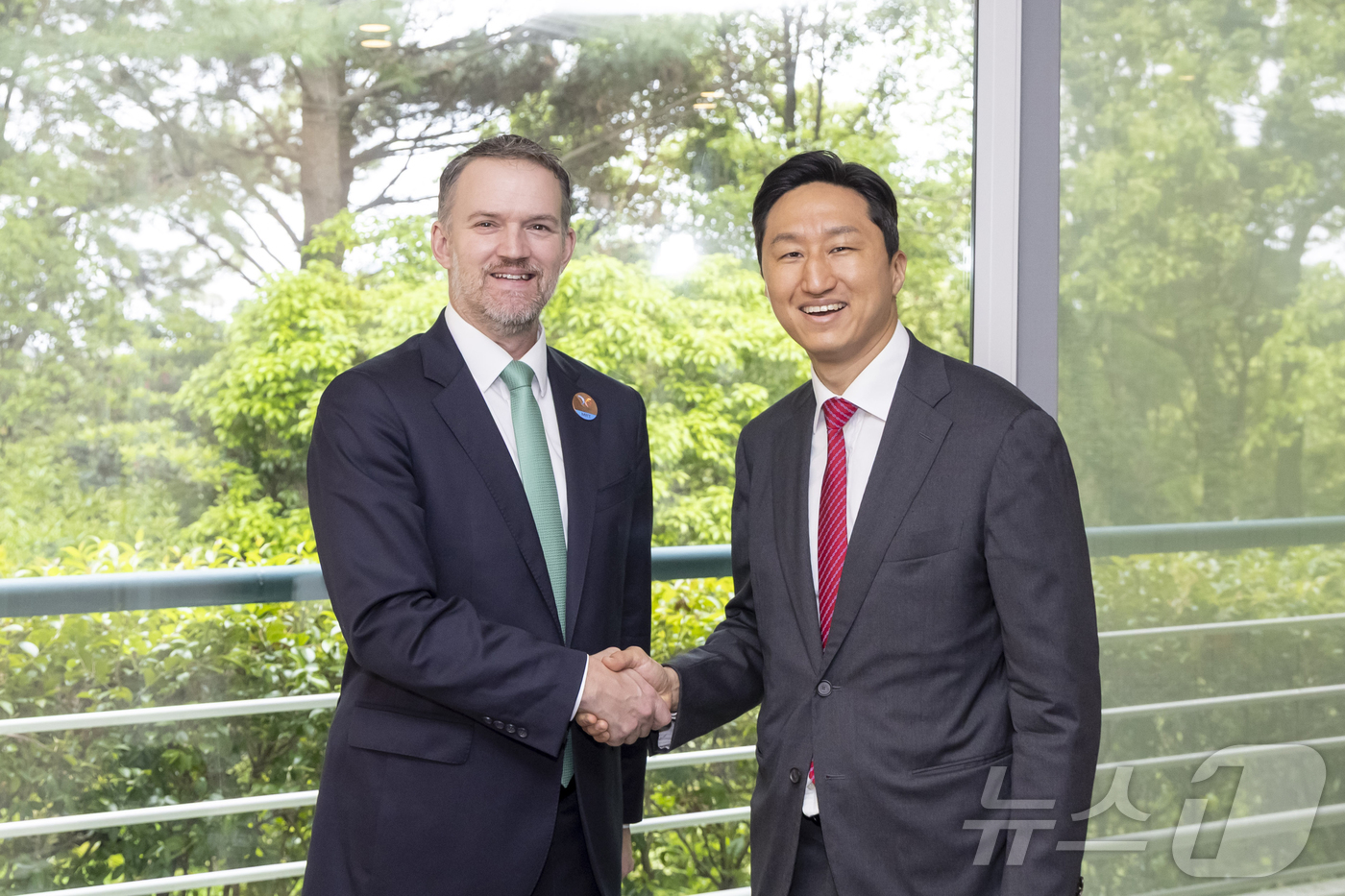 (서울=뉴스1) 박종홍 기자 = 정기선 HD현대 수석부회장이 방한한 제이미슨 그리어 미국무역대표부(USTR) 대표와 16일 제주 모처에서 만나 한·미간 조선산업 협력방안에 대해 논 …