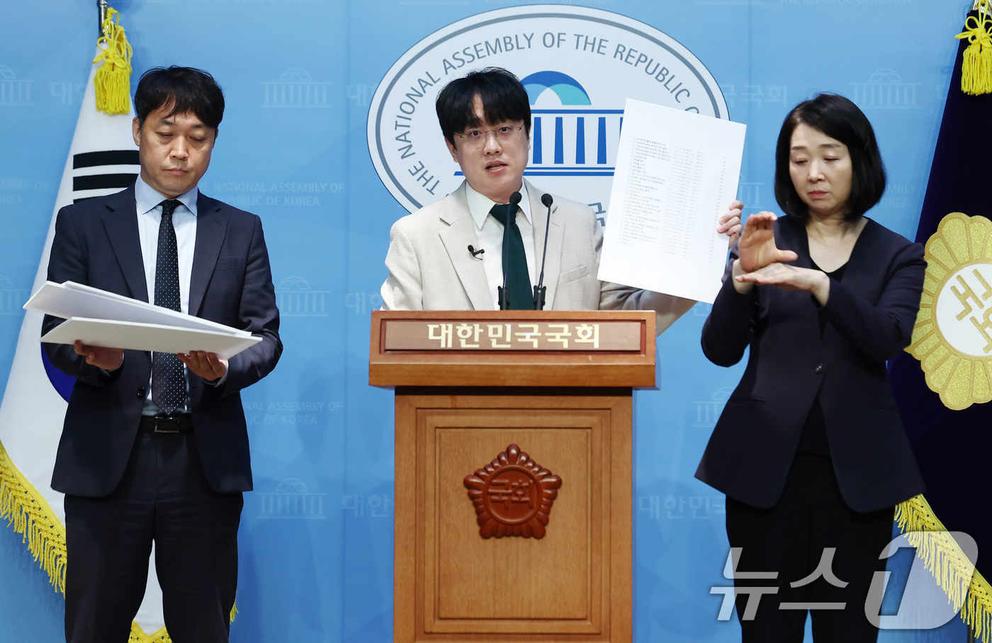 (서울=뉴스1) 김민지 기자 = 더불어민주당 전 권리당원인 백광현 씨가 16일 오전 서울 여의도 국회 소통관에서 이재명 대통령 후보의 성남시장 재임 시절, 검찰의 압수수색 직전 은 …