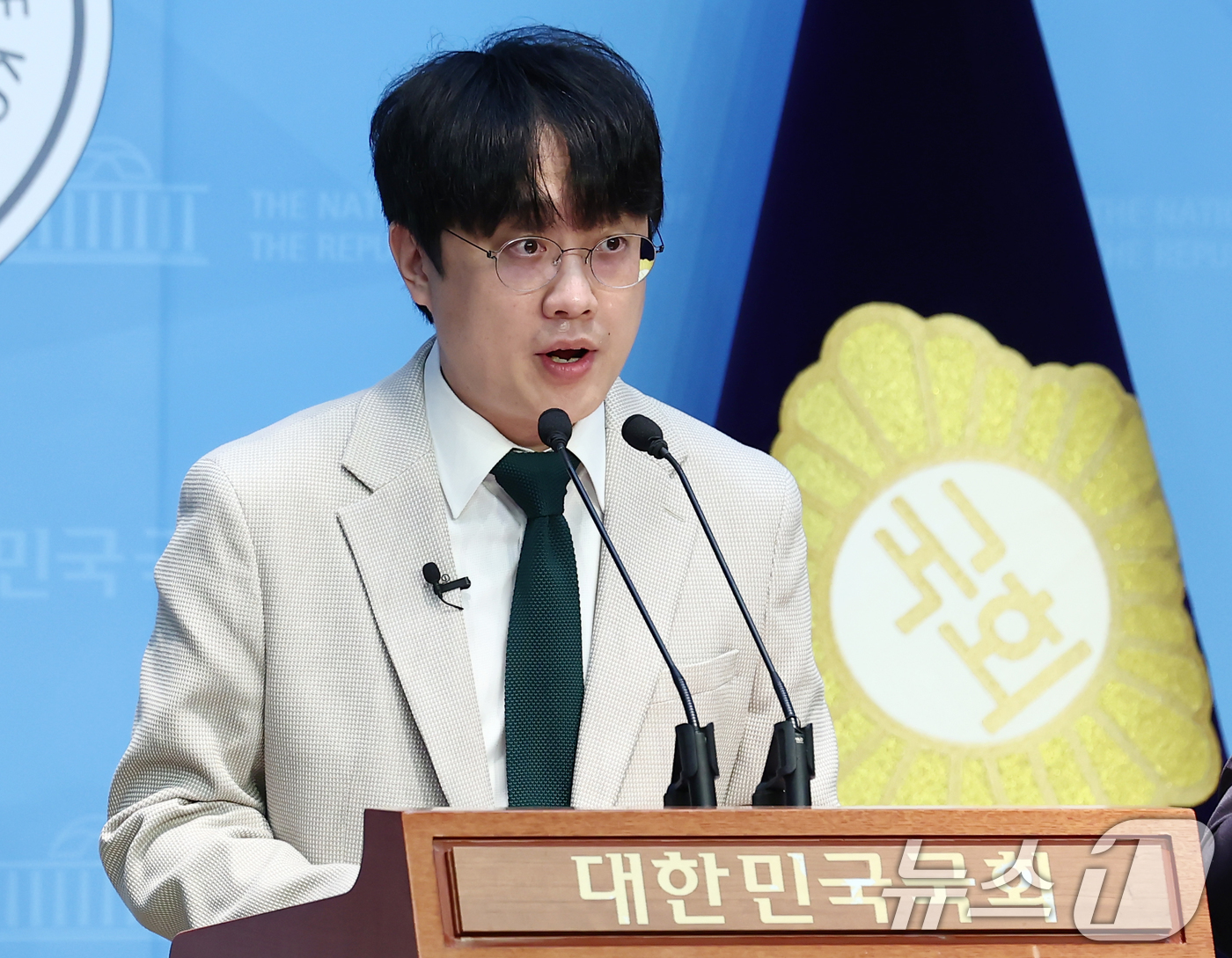 (서울=뉴스1) 김민지 기자 = 더불어민주당 전 권리당원인 백광현 씨가 16일 오전 서울 여의도 국회 소통관에서 이재명 대통령 후보의 성남시장 재임 시절, 검찰의 압수수색 직전 은 …