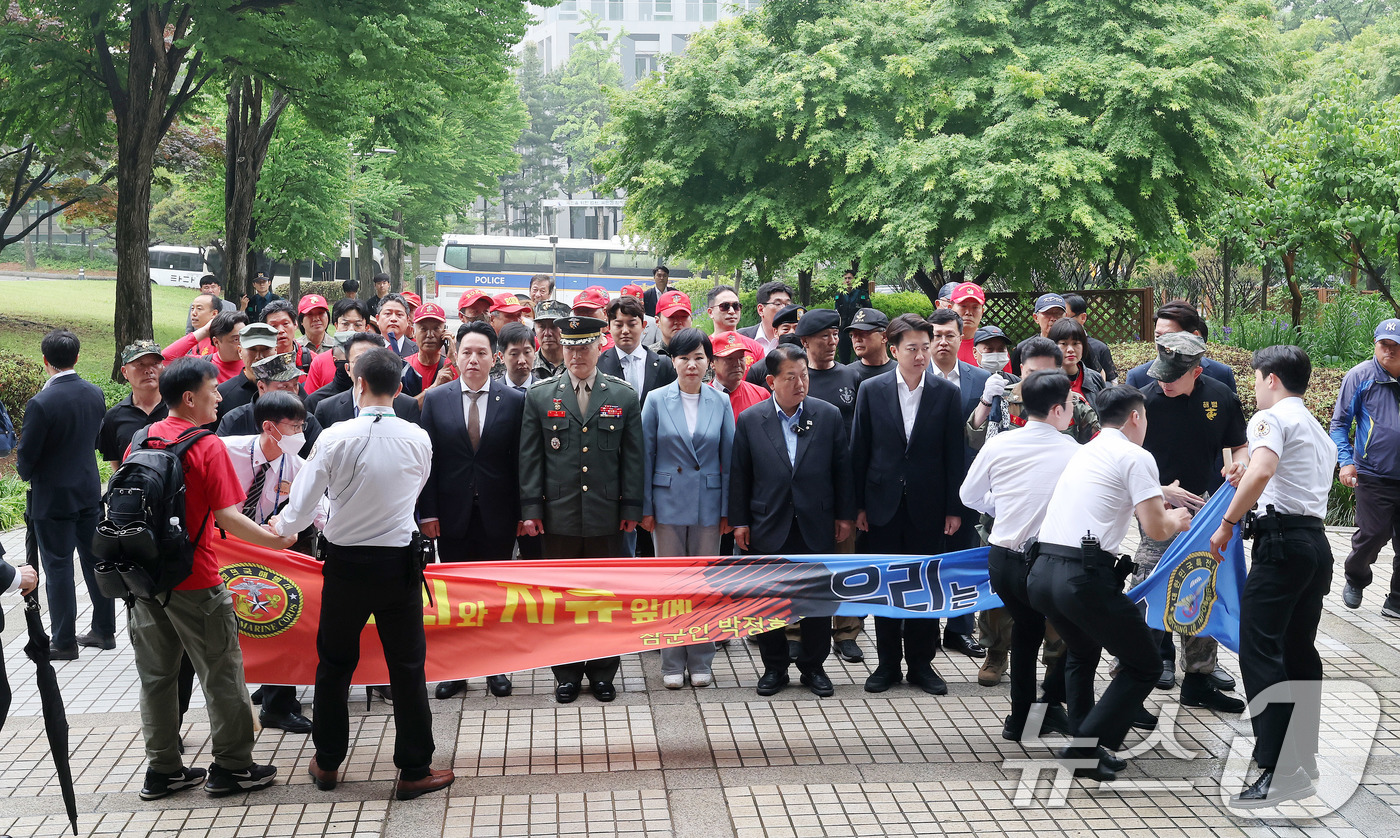 (서울=뉴스1) 박세연 기자 = 해병대 '채 상병 순직 사건'과 관련해 항명 및 상관명예훼손 혐의로 기소된 박정훈 전 해병대 수사단장(대령)이 16일 서울 서초구 서울고등법원에서 …