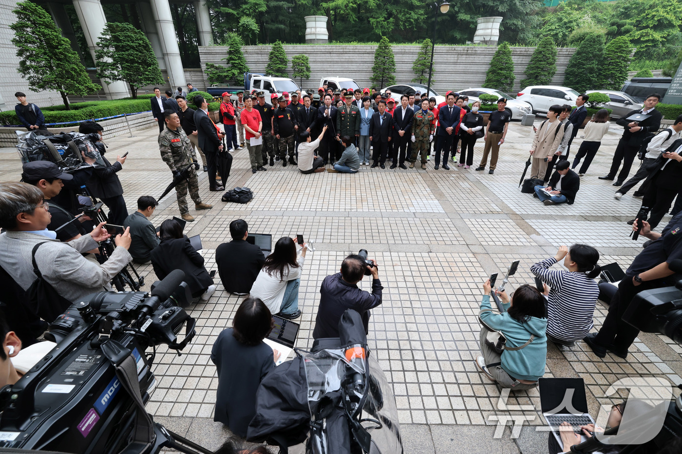 (서울=뉴스1) 박세연 기자 = 임태훈 군인권센터 소장이 16일 서초구 서울고등법원에서 해병대 '채 상병 순직 사건'과 관련 항명 및 상관명예훼손 혐의로 기소된 박정훈 전 해병대 …
