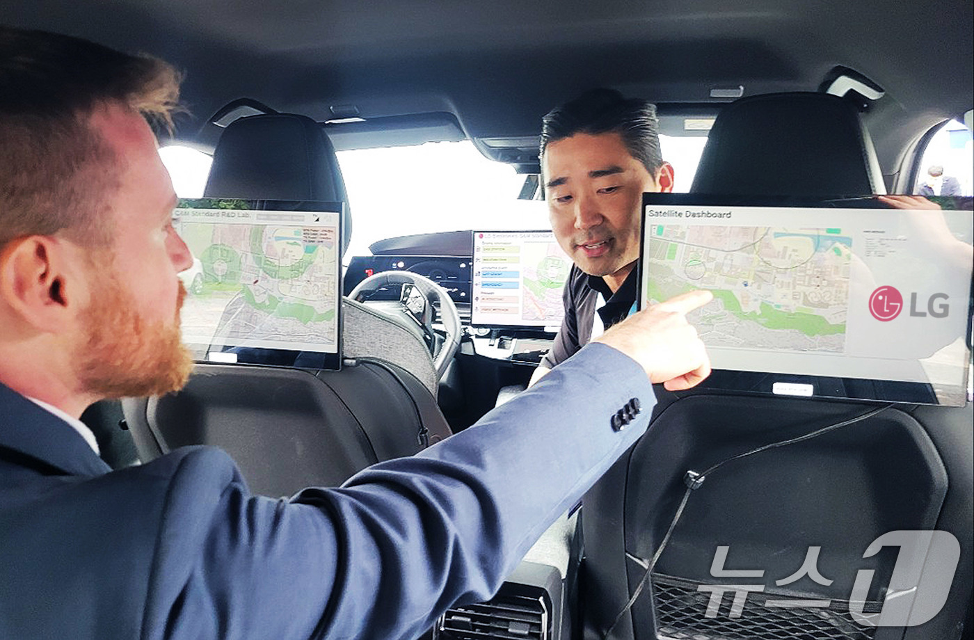(서울=뉴스1) = LG전자가 지난 15일(현지시간) 프랑스 파리 5GAA 총회에서 운전자 안전을 획기적으로 혁신할 인공위성 기반의 차세대 음성통신 솔루션을 최초로 시연했다고 16 …