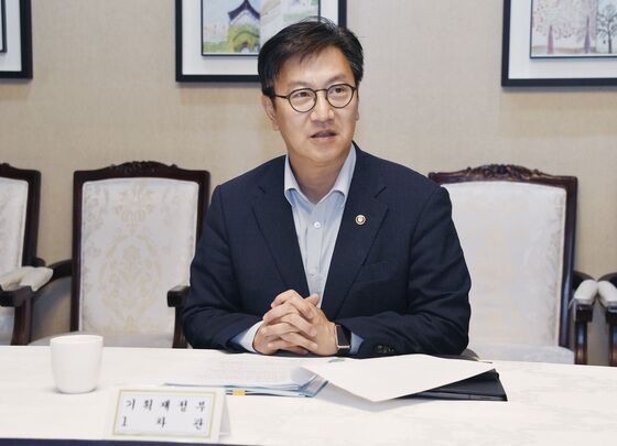 김범석 직무대행 "유류세 환원분 이상의 가격 인상 없도록 현장점검"