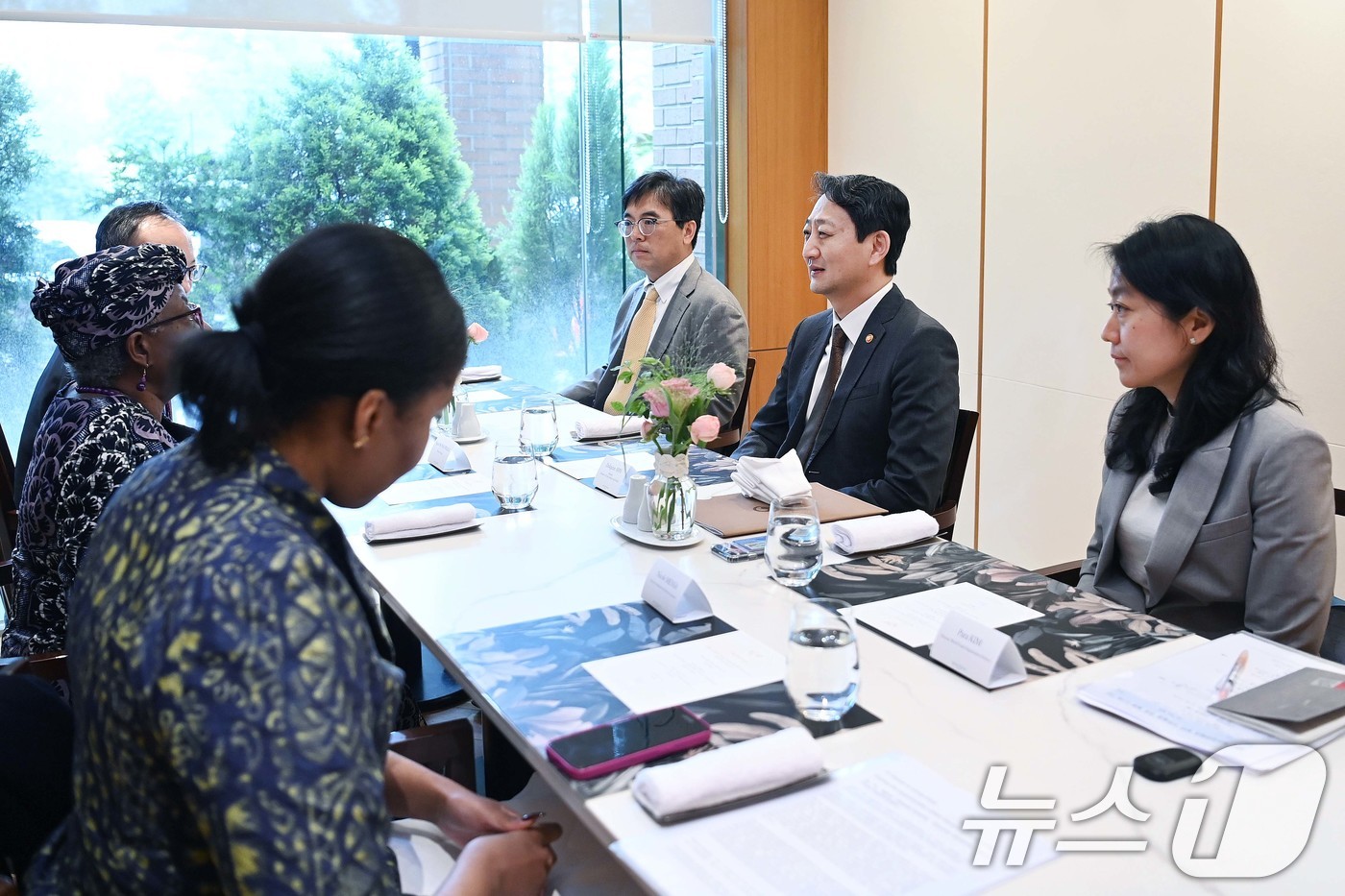 (서울=뉴스1) = 안덕근 산업통상자원부 장관이 16일 서울 강서구 메이필드호텔에서 응고지 오콘조-이웰라 WTO 사무총장과 면담을 나누고 있다. (산업통상자원부 제공. 재판매 및 …