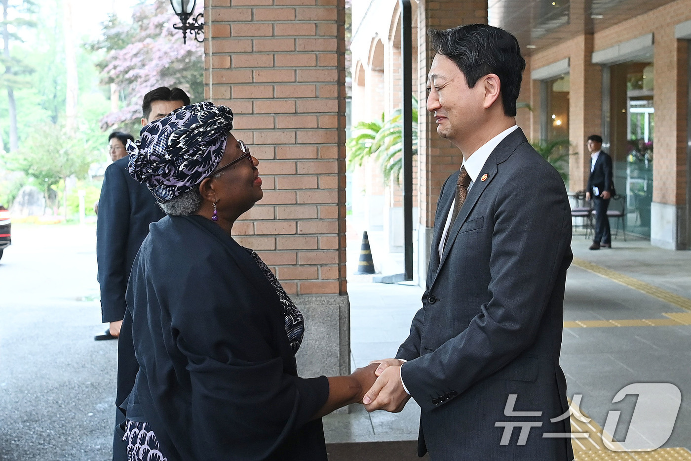 (서울=뉴스1) = 안덕근 산업통상자원부 장관이 16일 서울 강서구 메이필드호텔에서 응고지 오콘조-이웰라 WTO 사무총장과 악수를 나누고 있다. (산업통상자원부 제공. 재판매 및 …