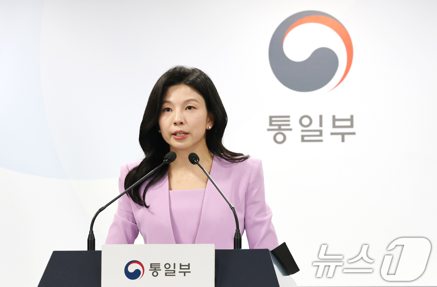 (서울=뉴스1) 임세영 기자 = 김인애 통일부 부대변인이 16일 서울 종로구 정부서울청사에서 정례브리핑을 하고 있다.  2025.5.16/뉴스1