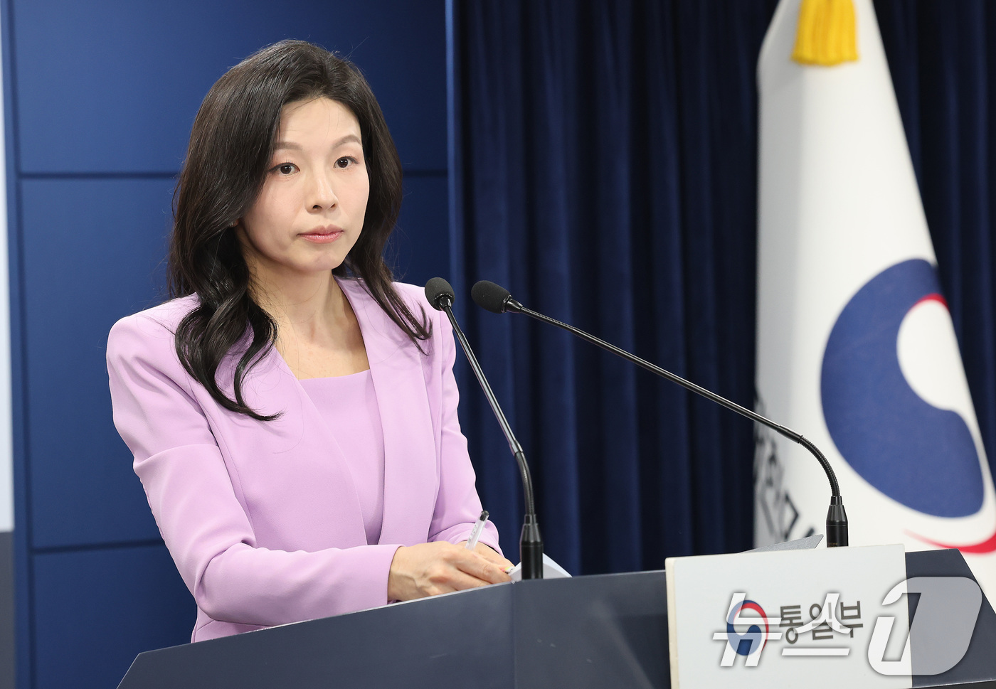 (서울=뉴스1) 임세영 기자 = 김인애 통일부 부대변인이 16일 서울 종로구 정부서울청사에서 정례브리핑을 하고 있다.  2025.5.16/뉴스1
