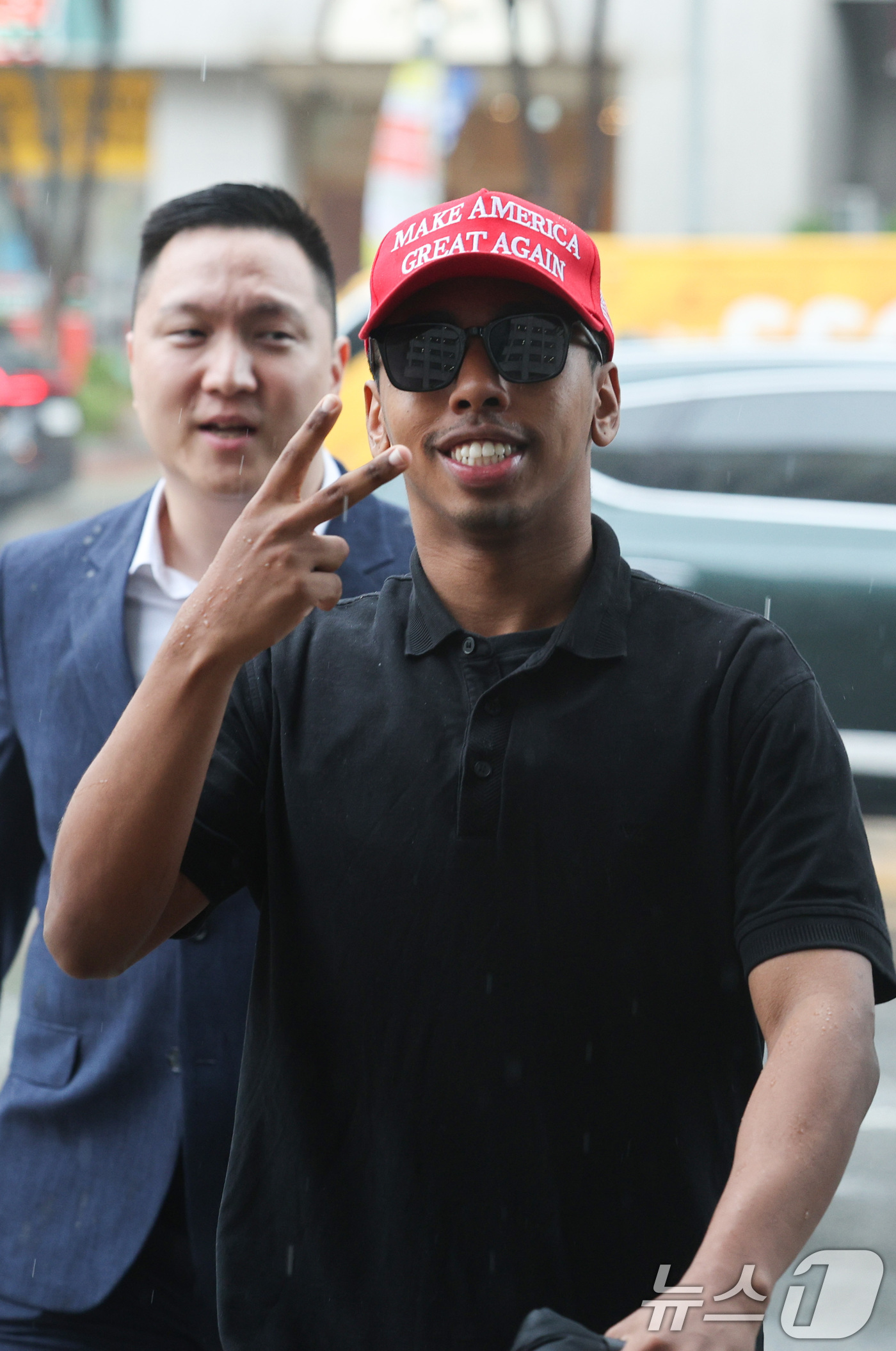 (서울=뉴스1) 신웅수 기자 = 미국인 유튜버 조니 소말리(본명 램지 칼리드 이스마엘)가 16일 오전 서울 마포구 서울서부지법에서 열린 업무방해·경범죄처벌법 위반 혐의 공판에 출석 …