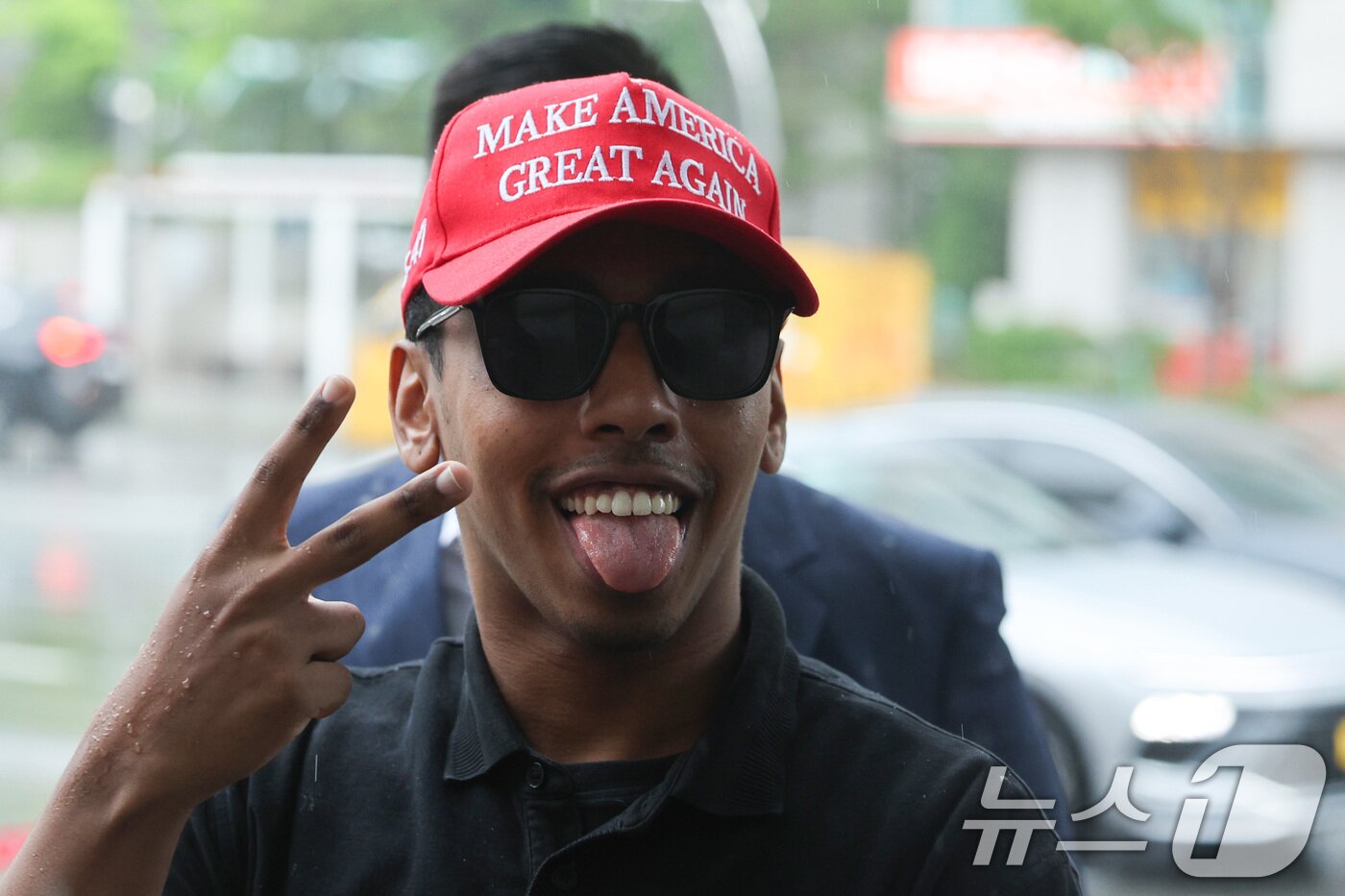 본문 이미지 - 미국인 유튜버 조니 소말리(본명 램지 칼리드 이스마엘)가  2025년 5월 16일 오전 서울 마포구 서울서부지법에서 열린 업무방해·경범죄처벌법 위반 혐의 공판에 출석하고 있다.  2025.5.16 ⓒ 뉴스1 신웅수 기자