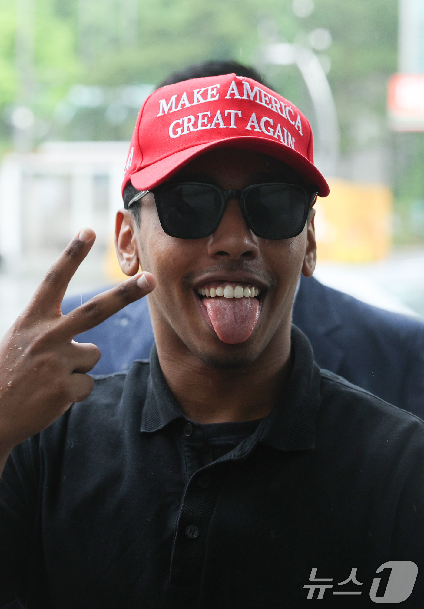 (서울=뉴스1) 신웅수 기자 = 미국인 유튜버 조니 소말리(본명 램지 칼리드 이스마엘)가 16일 오전 서울 마포구 서울서부지법에서 열린 업무방해·경범죄처벌법 위반 혐의 공판에 출석 …