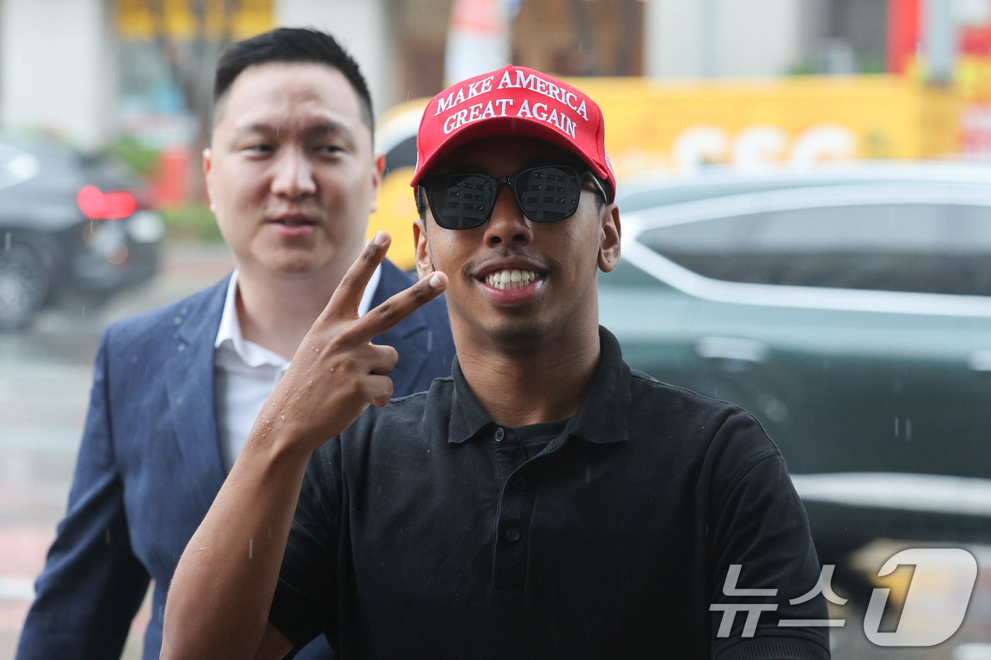 (서울=뉴스1) 신웅수 기자 = 미국인 유튜버 조니 소말리(본명 램지 칼리드 이스마엘)가 16일 오전 서울 마포구 서울서부지법에서 열린 업무방해·경범죄처벌법 위반 혐의 공판에 출석 …