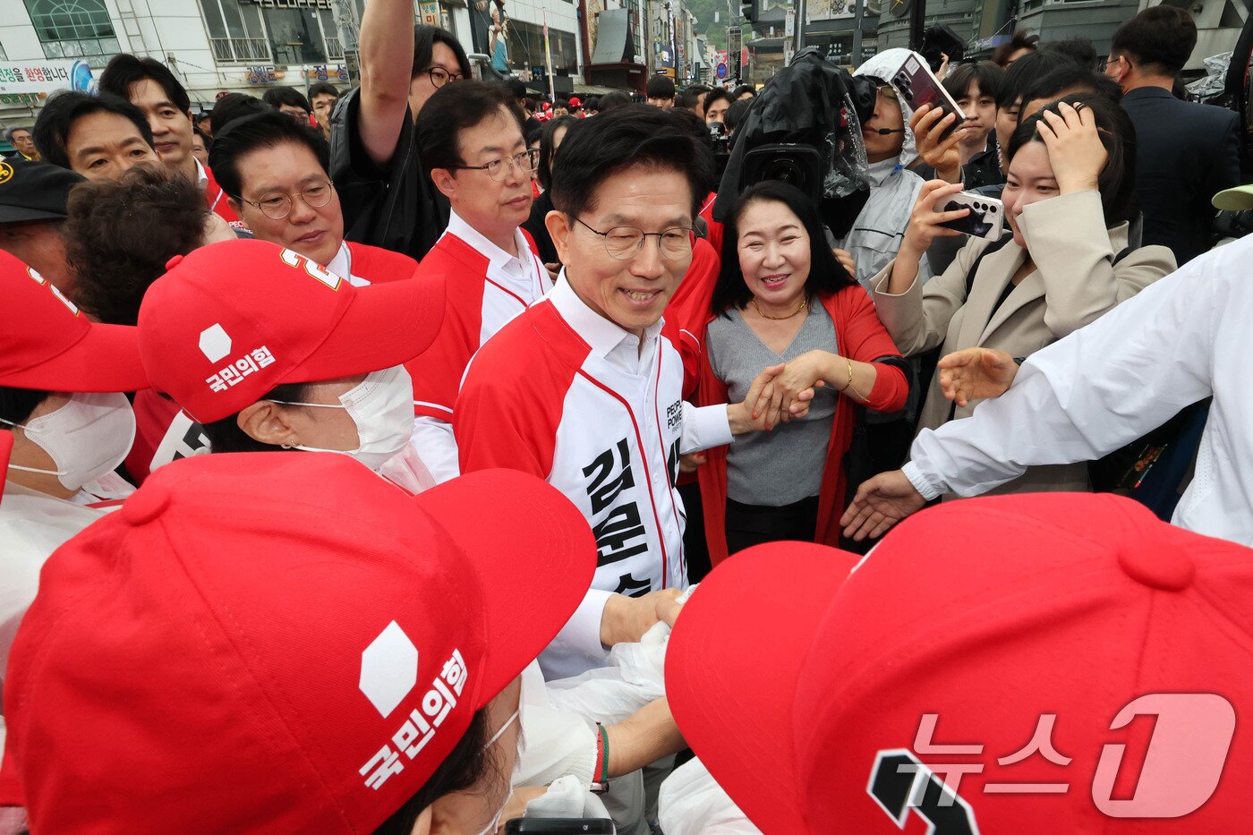 본문 이미지 - 김문수 국민의힘 대통령 후보가 16일 오전 경기도 수원시 팔달구 지동시장을 찾아 선거운동원 및 지지자들과 인사나누고 있다. 2025.5.16/뉴스1 ⓒ News1 이광호 기자