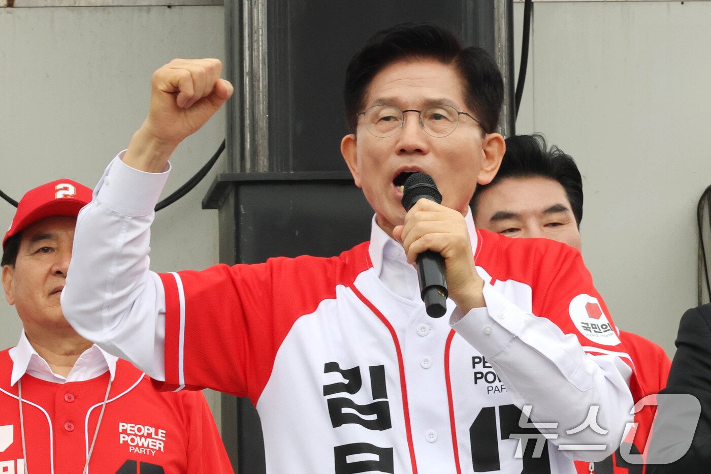 본문 이미지 - 김문수 국민의힘 대통령 후보가 16일 오전 경기도 수원시 팔달구 지동시장에서 가진 유세에서 유권자들에게 지지를 호소하고 있다. 2025.5.16/뉴스1 ⓒ News1 이광호 기자