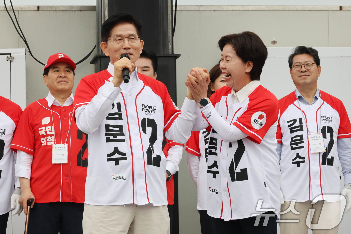 (수원=뉴스1) 이광호 기자 = 김문수 국민의힘 대통령 후보가 16일 오전 경기도 수원시 팔달구 지동시장에서 가진 유세에서 양향자 공동선거대책위원장을 소개하며 유권자들에게 지지를 …