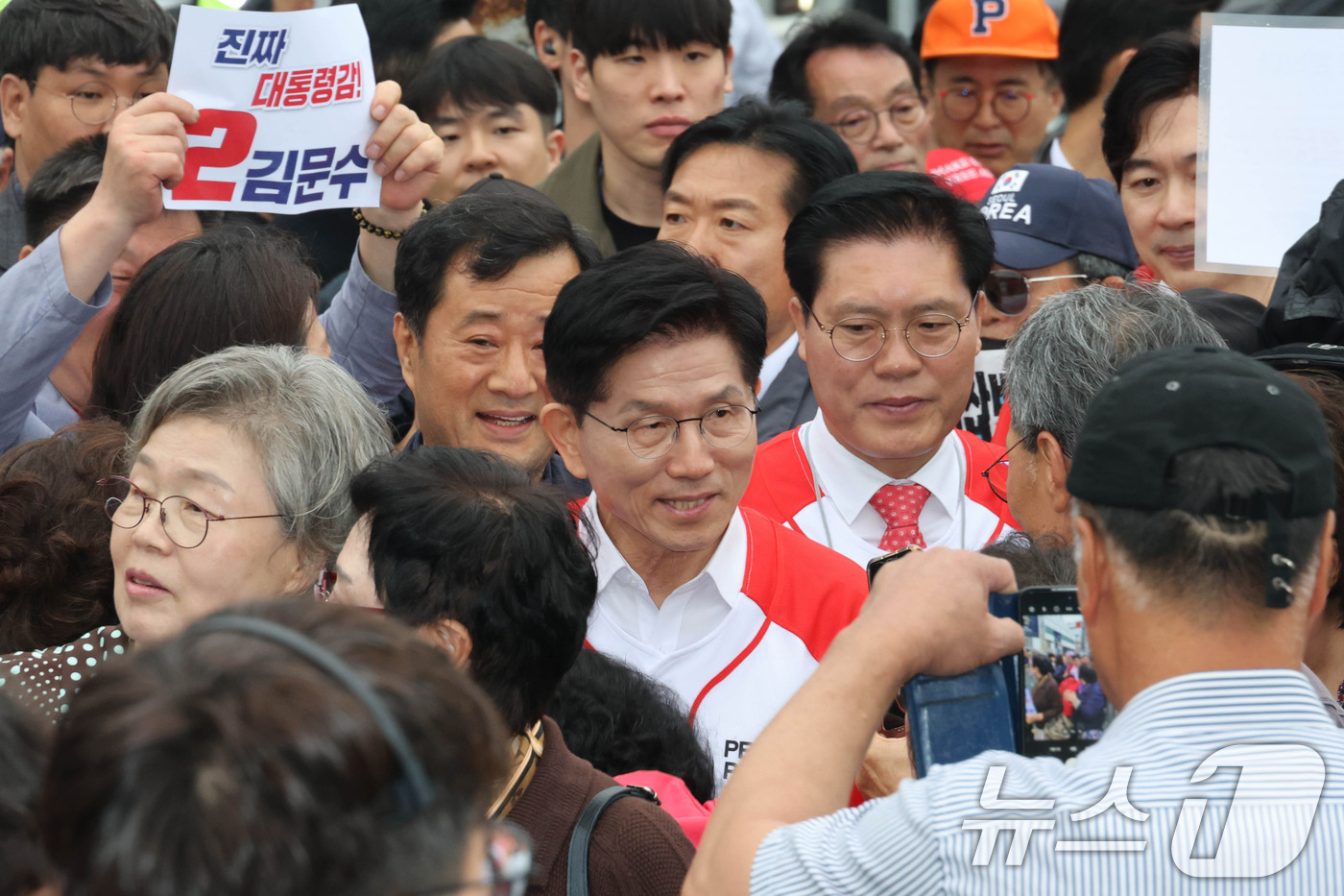 (수원=뉴스1) 이광호 기자 = 김문수 국민의힘 대통령 후보가 16일 오전 경기도 수원시 팔달구 지동시장에서 가진 유세에서 지지자들과 인사나누고 있다. 2025.5.16/뉴스1