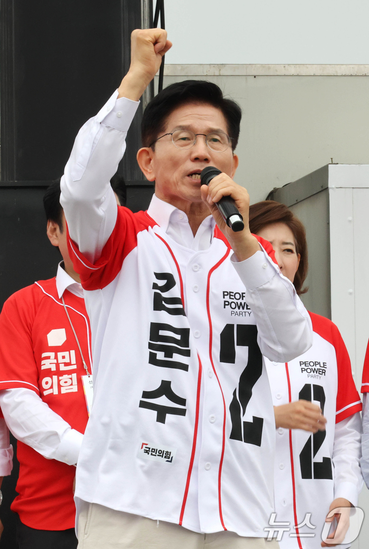 (수원=뉴스1) 이광호 기자 = 김문수 국민의힘 대통령 후보가 16일 오전 경기도 수원시 팔달구 지동시장에서 가진 유세에서 유권자들에게 지지를 호소하고 있다. 2025.5.16/뉴 …