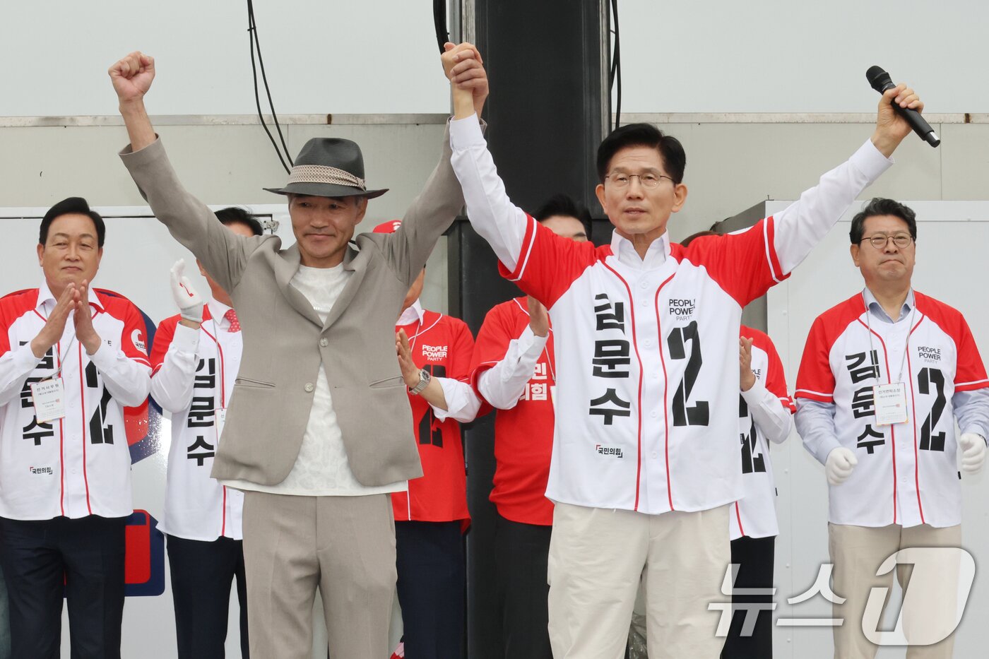 본문 이미지 - 김문수 국민의힘 대통령 후보가 16일 오전 경기도 수원시 팔달구 지동시장에서 가진 유세에서 지난 2020년 서해상에서 북한군에 의해 피살된 공무원의 유족인 이래진 씨와 함께 손을 들어보이며 유권자들에게 인사하고 있다. 2025.5.16/뉴스1 ⓒ News1 이광호 기자