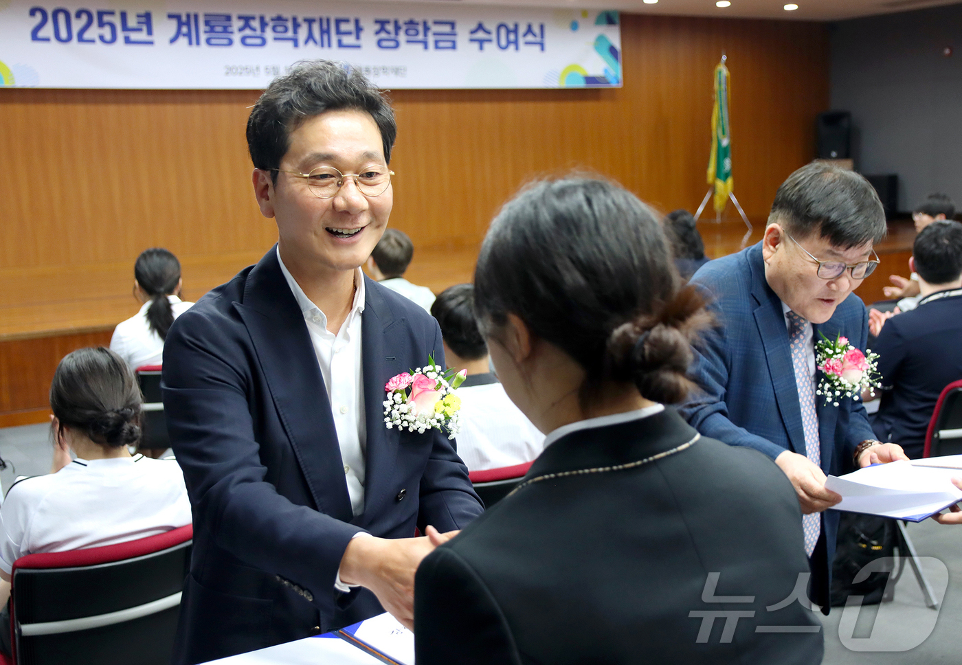 (대전=뉴스1) 이동원 기자 = 이승찬 계룡장학재단 이사장(계룡건설 회장)이 15일 계룡건설 본사 대강당에서 열린 2025년도 1학기 장학금 수여식에서 전국 각지에서 선발된 우수 …