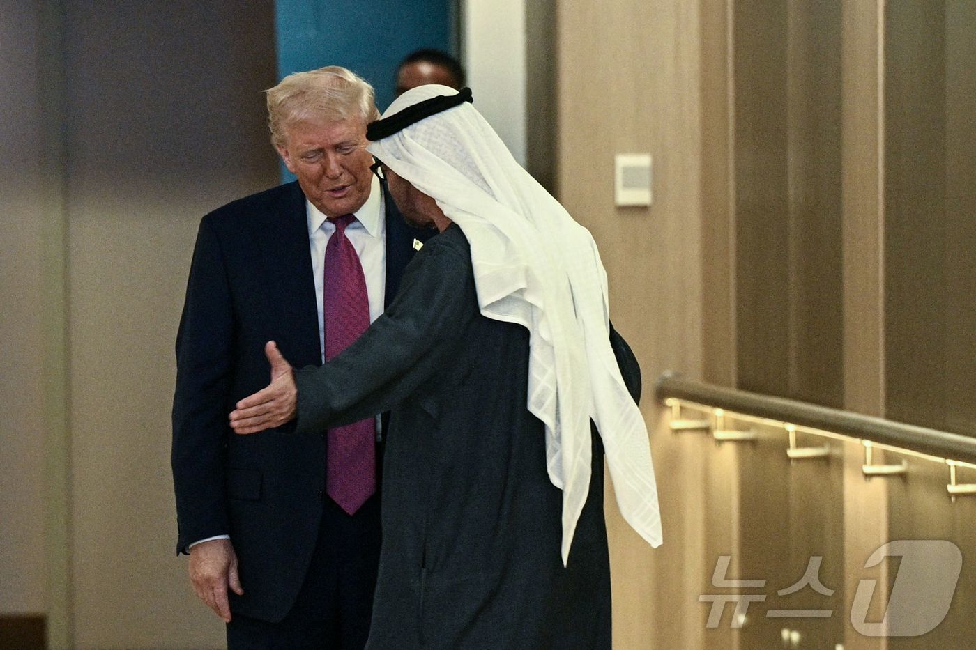 (아부다비 AFP=뉴스1) 우동명 기자 = 도널드 트럼프 미국 대통령이 15일(현지시간) 아부다비 국제 공항에 도착해 셰이크 무함마드 빈 자이드 알 나흐얀 UAE 대통령의 영접을 …