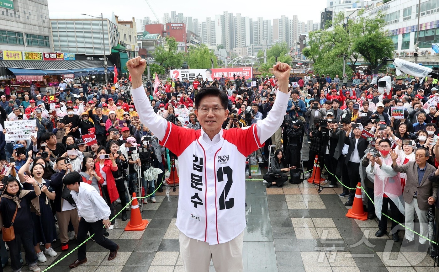 (수원=뉴스1) 이광호 기자 = 김문수 국민의힘 대통령 후보가 16일 경기도 수원시 팔달구 지동시장에서 열린 유세에서 시민들에게 지지를 호소하고 있다. (공동취재) 2025.5.1 …