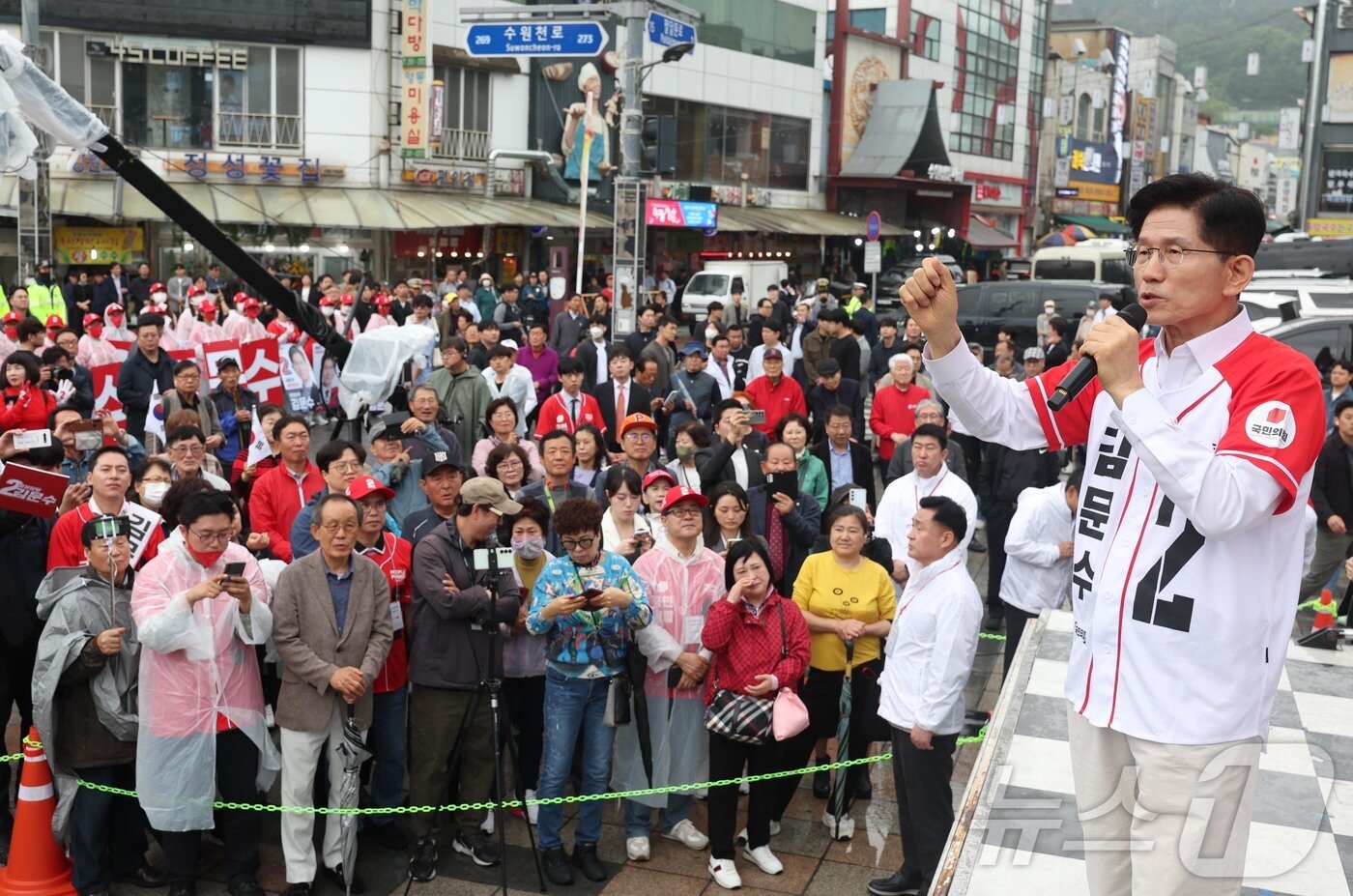 본문 이미지 - 김문수 국민의힘 대통령 후보가 16일 경기도 수원시 팔달구 지동시장에서 열린 유세에서 시민들에게 지지를 호소하고 있다. &#40;공동취재&#41; 2025.5.16/뉴스1 ⓒ News1 이광호 기자