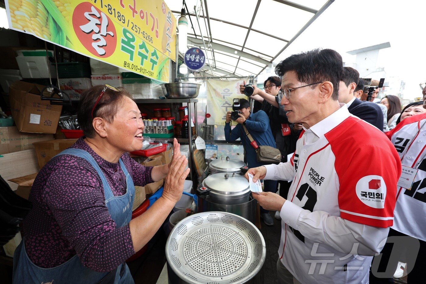 본문 이미지 - 김문수 국민의힘 대통령 후보가 16일 경기도 수원시 팔달구 지동시장에서 열린 유세에서 상인과 만나 지지를 호소하고 있다. &#40;공동취재&#41; 2025.5.16/뉴스1 ⓒ News1 이광호 기자
