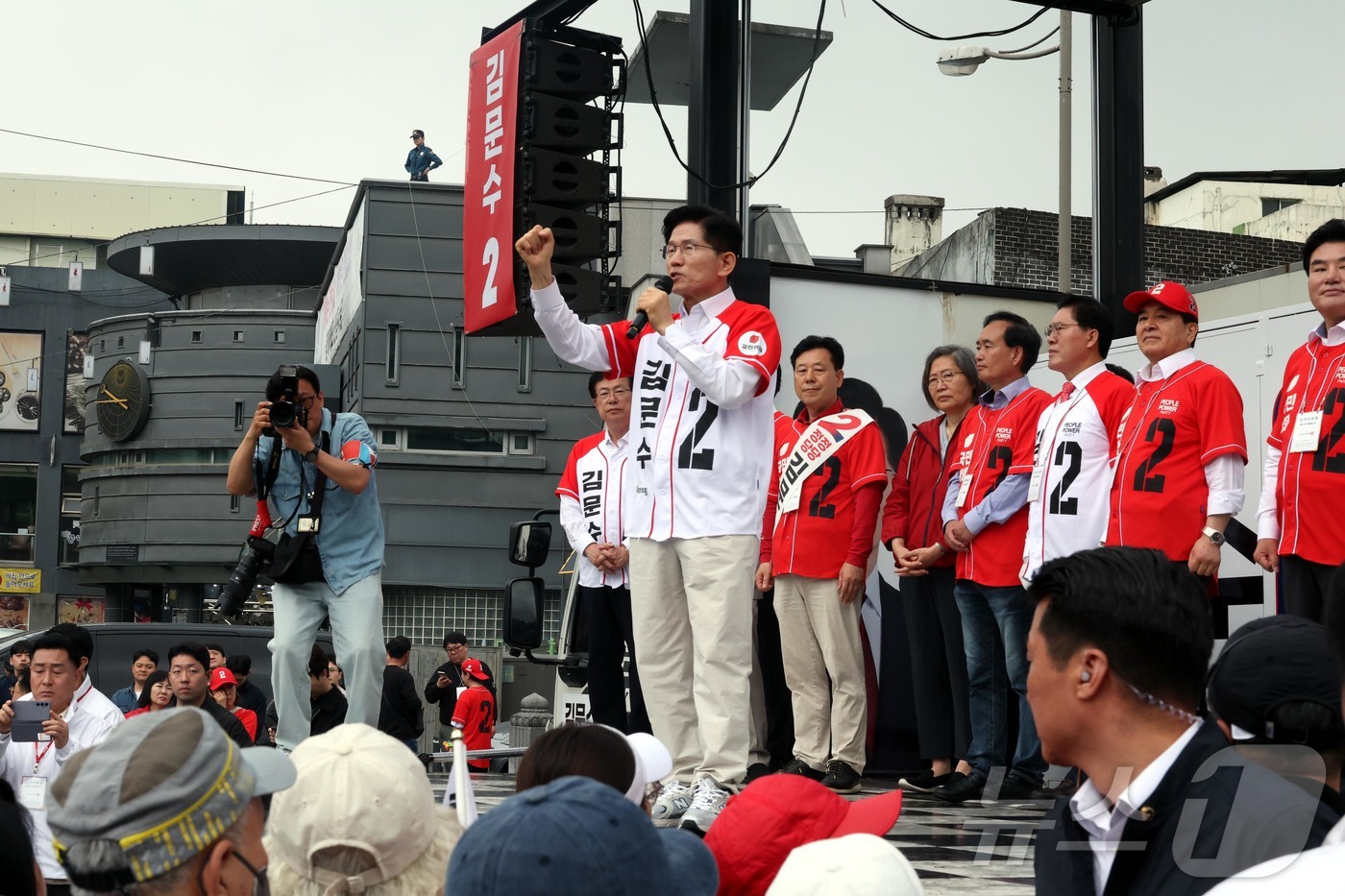 (수원=뉴스1) 이광호 기자 = 김문수 국민의힘 대통령 후보가 16일 경기도 수원시 팔달구 지동시장에서 열린 유세에서 시민들에게 지지를 호소하고 있다. (공동취재) 2025.5.1 …