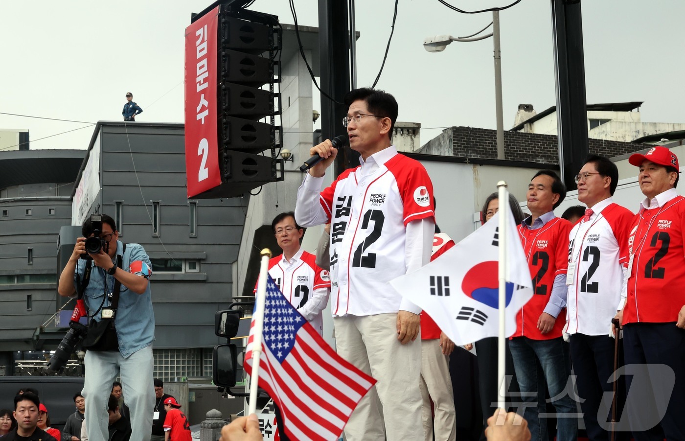 (수원=뉴스1) 이광호 기자 = 김문수 국민의힘 대통령 후보가 16일 경기도 수원시 팔달구 지동시장에서 열린 유세에서 시민들에게 지지를 호소하고 있다. (공동취재) 2025.5.1 …