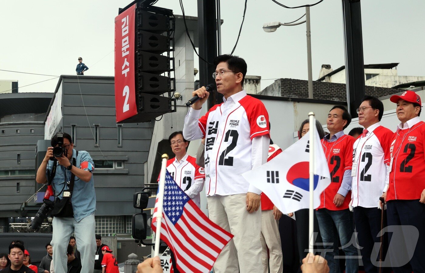 본문 이미지 - 김문수 국민의힘 대통령 후보가 16일 경기도 수원시 팔달구 지동시장에서 열린 유세에서 시민들에게 지지를 호소하고 있다. &#40;공동취재&#41; 2025.5.16/뉴스1 ⓒ News1 이광호 기자