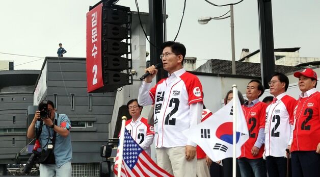 수원 지동시장에서 지지 호소하는 김문수 후보