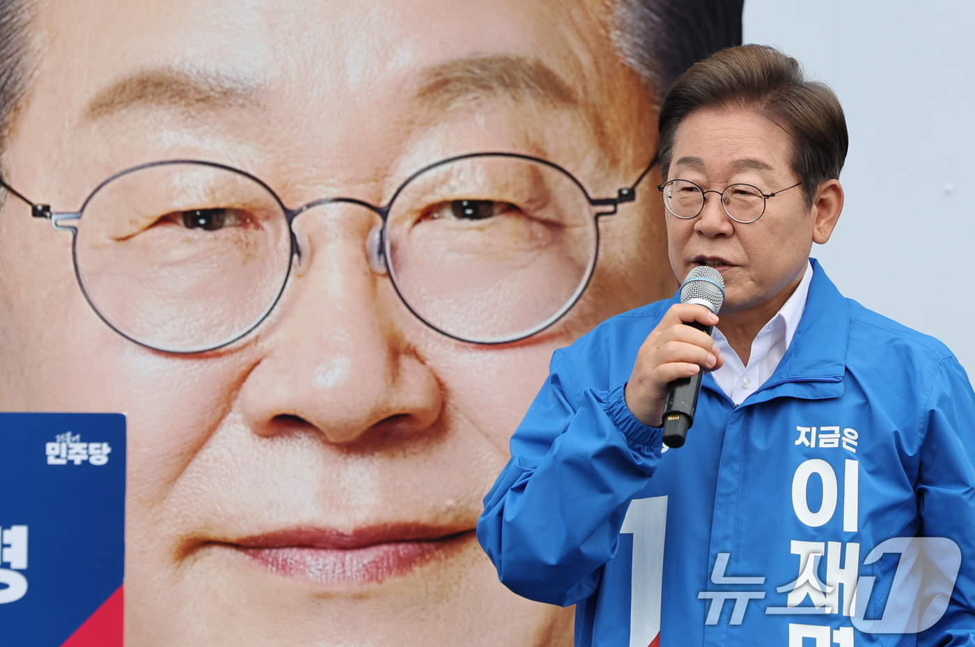 (익산=뉴스1) 이재명 기자 = 이재명 더불어민주당 대통령 후보가 16일 오전 전북 익산시 익산역 동부광장에서 시민들에게 지지를 호소하고 있다. 2025.5.16/뉴스1