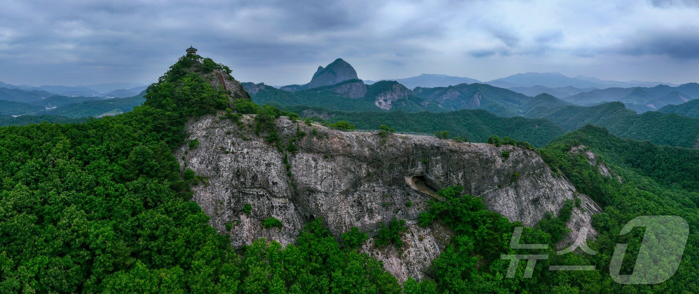 본문 이미지 - 바위 절벽 위 정자와 그 뒤로 겹겹이 이어진 산능선 멀리 보이는 마이산의 두 봉우리가 차분하게 솟아 신바한 분위기를 담아낸다.(진안군제공. 재판매 및 DB금지)2025.5.16/뉴스1