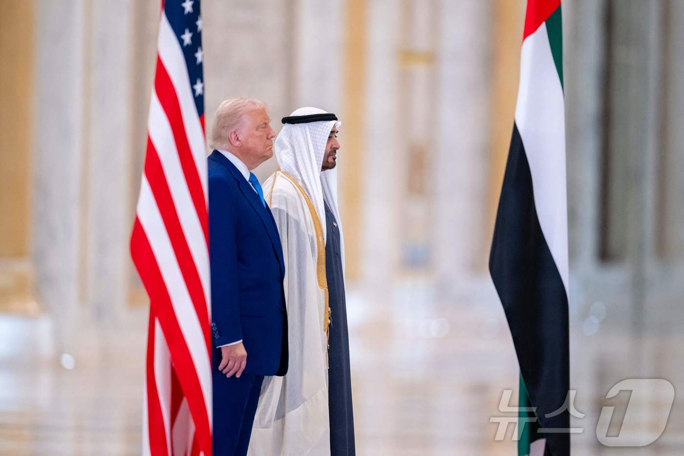 (아부다비 AFP=뉴스1) 우동명 기자 = 도널드 트럼프 미국 대통령이 15일(현지시간) 아부다비의 대통령 궁에서 열린 환영식에 셰이크 무함마드 빈 자이드 알 나흐얀 UAE 대통령 …