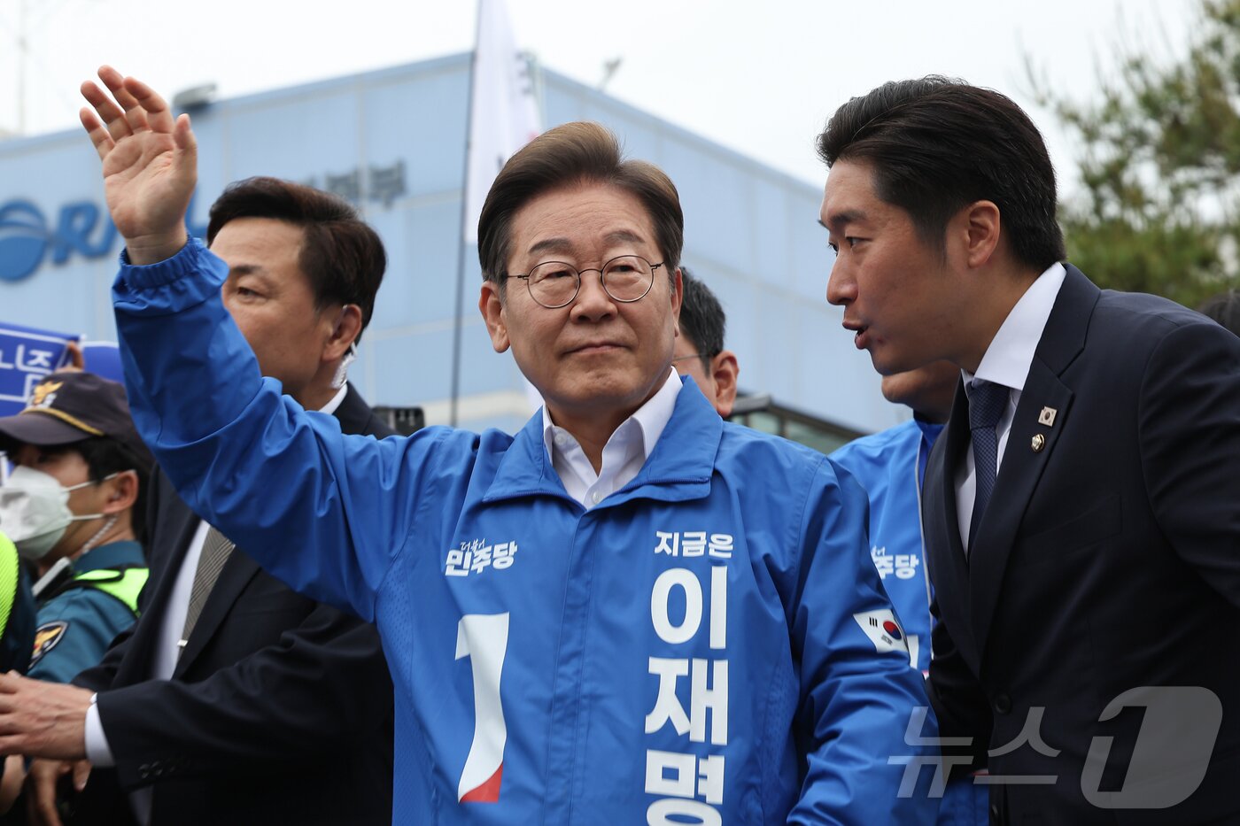 본문 이미지 - 이재명 더불어민주당 대통령 후보가 16일 오전 전북 익산시 익산역 동부광장에서 시민들에게 지지를 호소하고 있다. (공동취재) 2025.5.16/뉴스1 ⓒ News1 이재명 기자