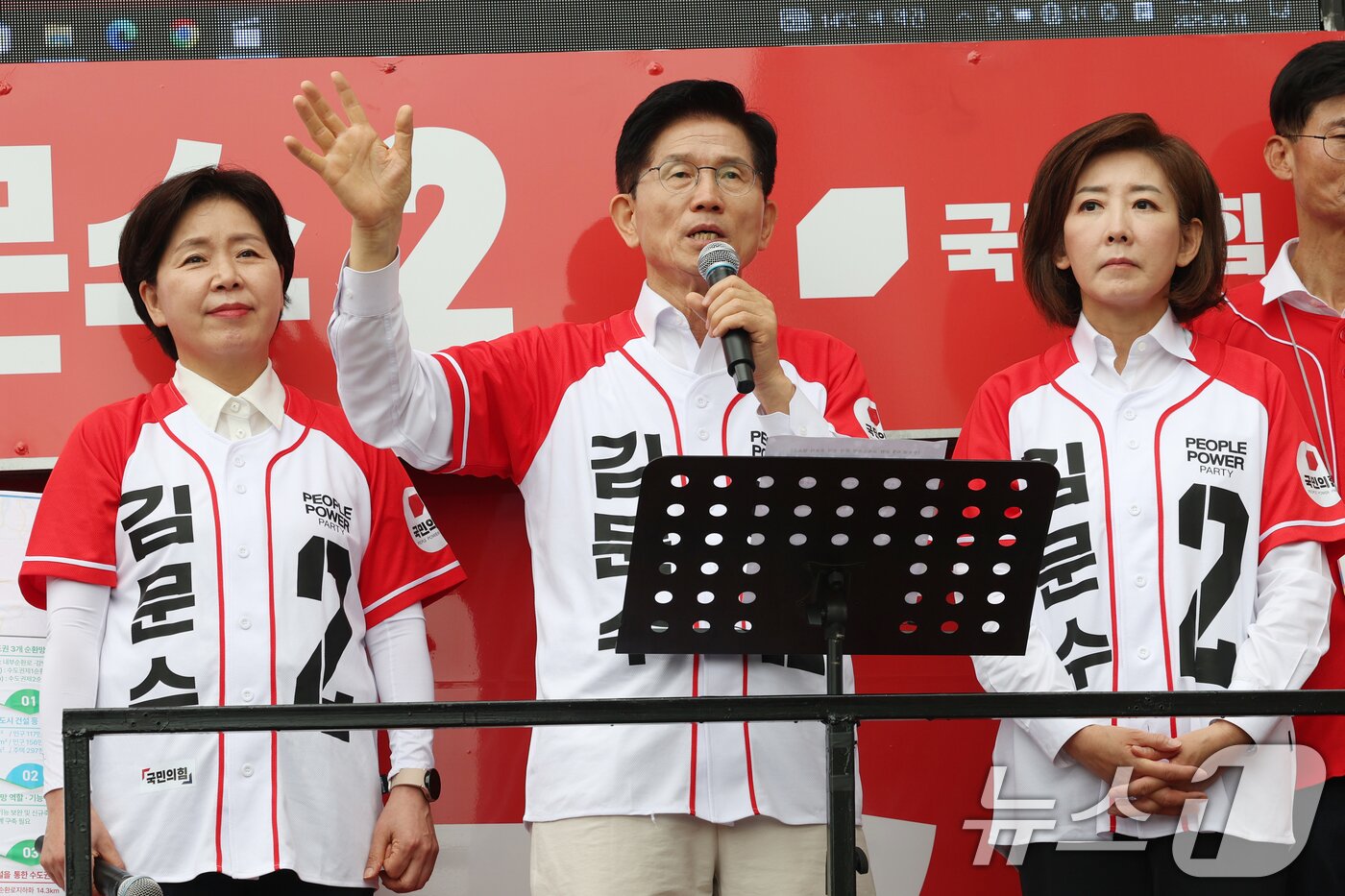 본문 이미지 - 김문수 국민의힘 대통령 후보가 16일 오전 경기 화성시 동탄역에서 열린 유세에서 시민들에게 지지를 호소하고 있다. 2025.5.16/뉴스1 ⓒ News1 김영운 기자