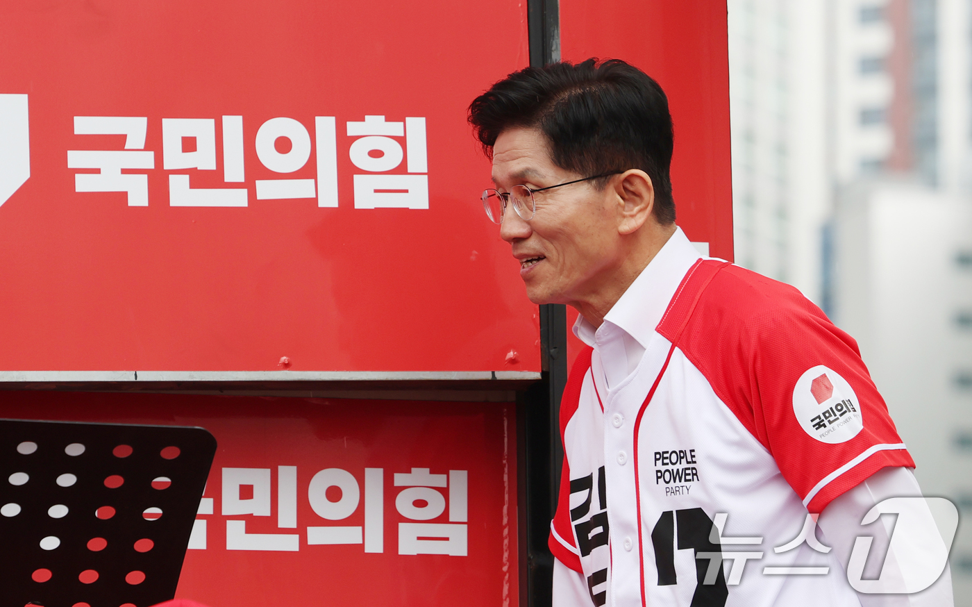 (화성=뉴스1) 김영운 기자 = 김문수 국민의힘 대통령 후보가 16일 오전 경기 화성시 동탄역에서 열린 유세현장에 들어서고 있다. 2025.5.16/뉴스1