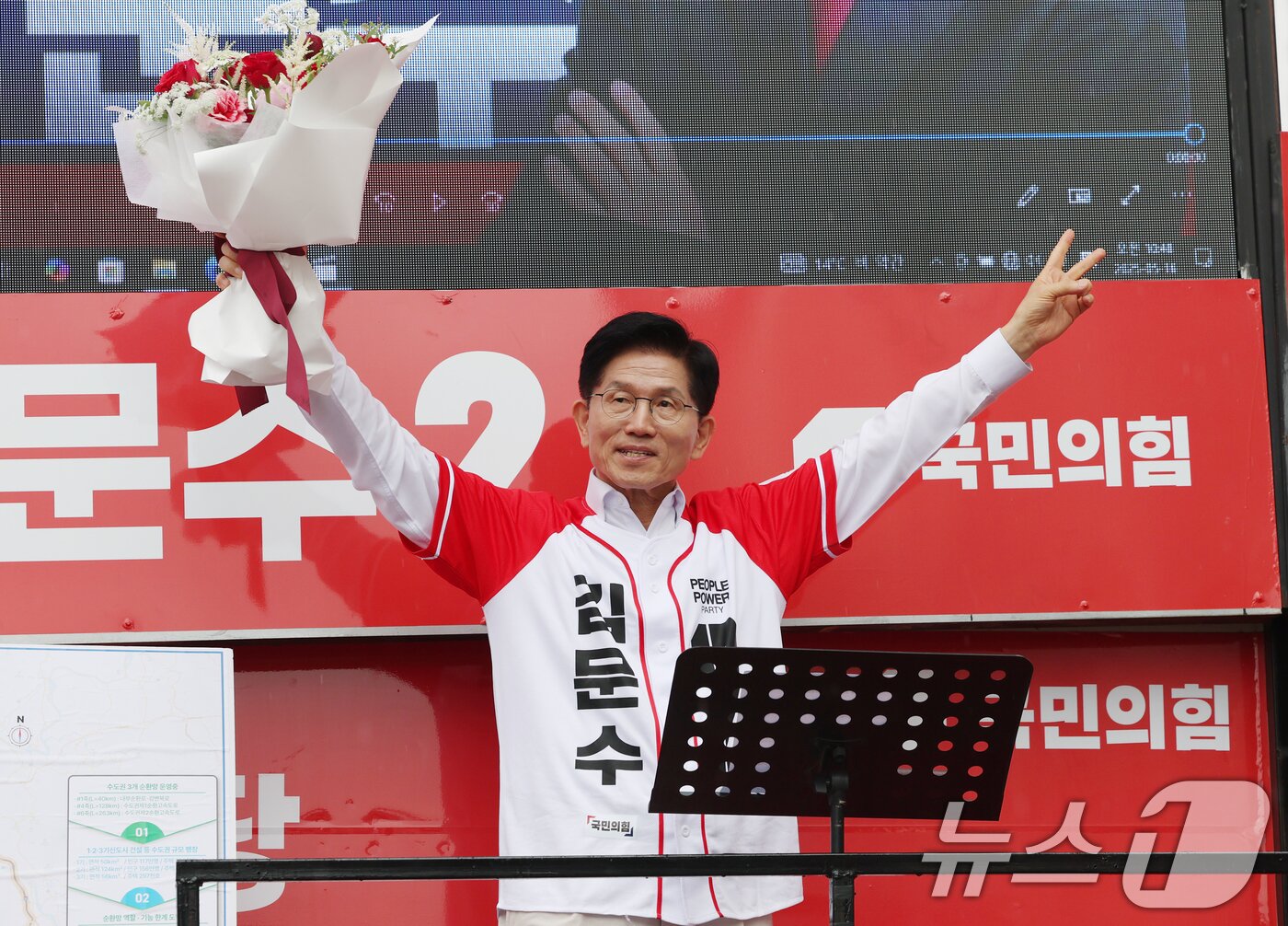 본문 이미지 - 김문수 국민의힘 대통령 후보가 16일 오전 경기 화성시 동탄역에서 열린 유세에서 시민들에게 지지를 호소하고 있다. 2025.5.16/뉴스1 ⓒ News1 김영운 기자