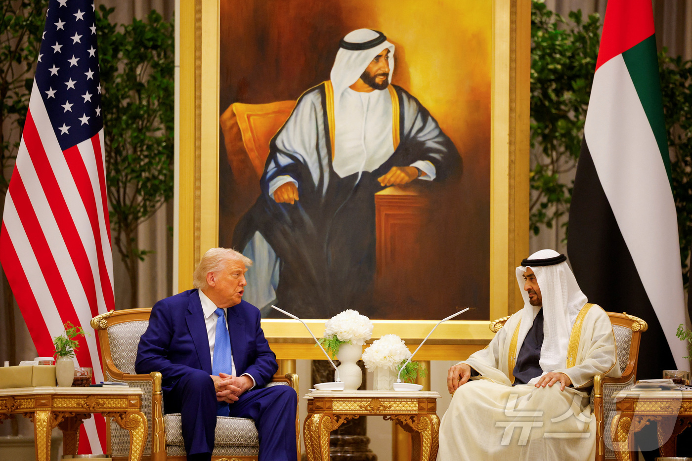 (아부다비 로이터=뉴스1) 우동명 기자 = 도널드 트럼프 미국 대통령이 15일(현지시간) 아부다비의 대통령 궁에서 셰이크 무함마드 빈 자이드 알 나흐얀 UAE 대통령과 회담을 하고 …