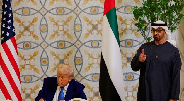 [포토] 방명록 서명하는 트럼프과 엄지 세우는 UAE 대통령