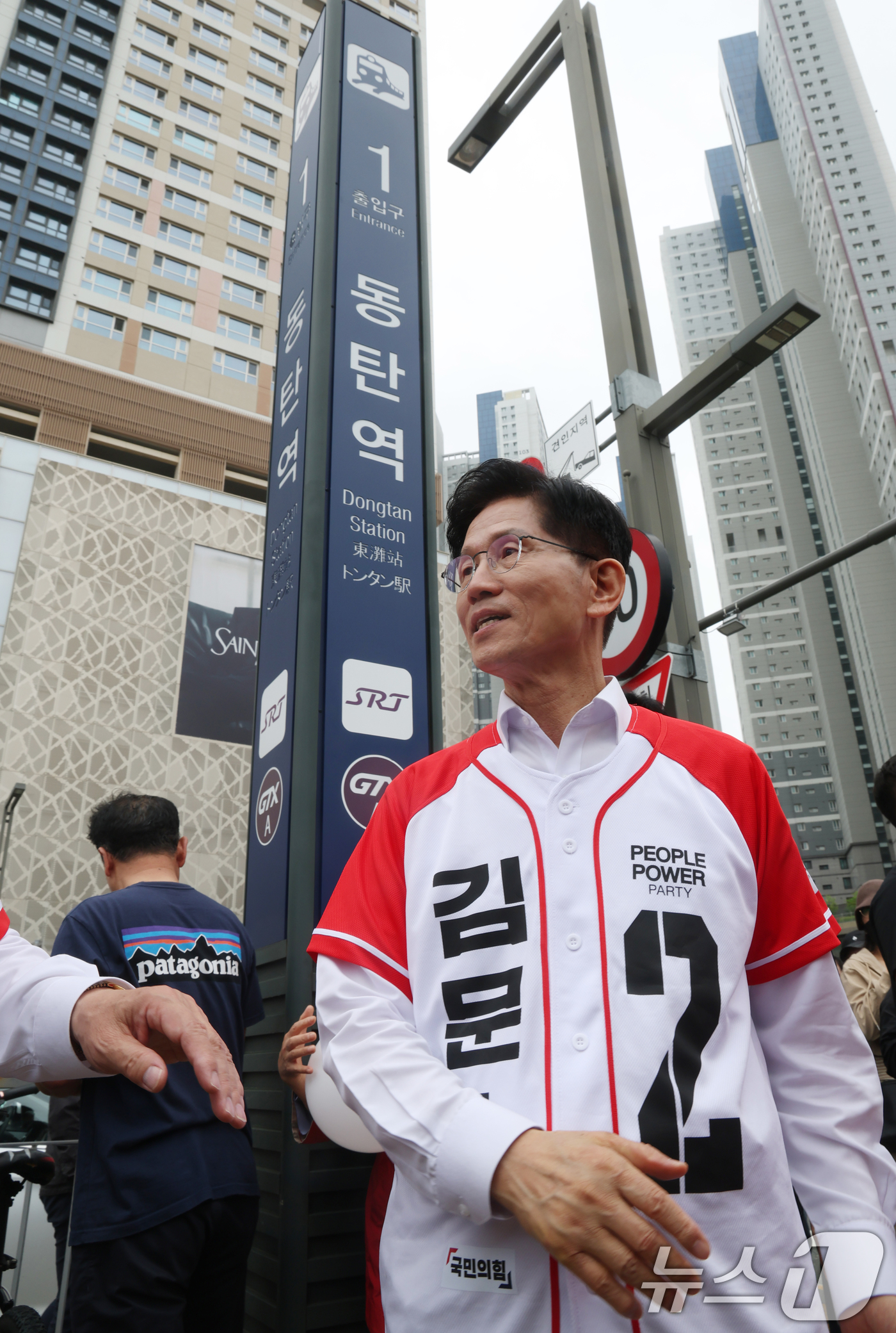 (화성=뉴스1) 김영운 기자 = 김문수 국민의힘 대통령 후보가 16일 오전 경기 화성시 동탄역에서 열린 유세에서 시민들에게 지지를 호소하고 있다. 2025.5.16/뉴스1