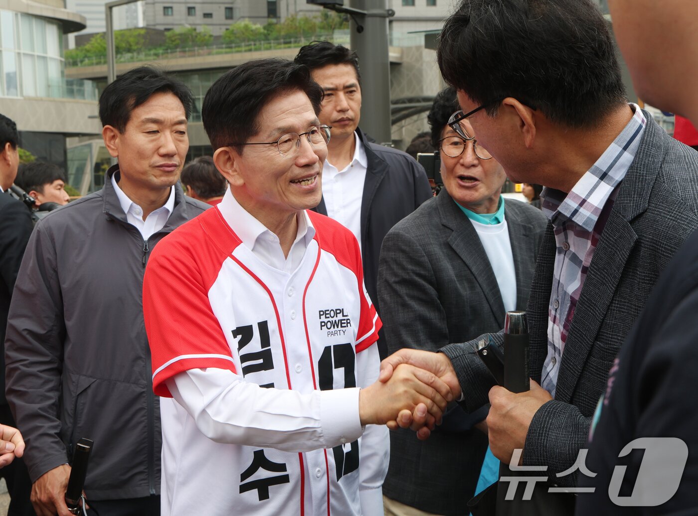 본문 이미지 - 김문수 국민의힘 대통령 후보가 16일 오전 경기 화성시 동탄역에서 열린 유세에서 시민들에게 지지를 호소하고 있다. 2025.5.16/뉴스1 ⓒ News1 김영운 기자