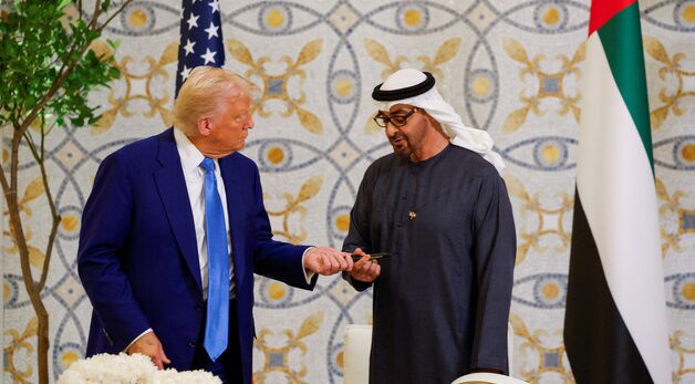[포토] 방명록 서명 후 UAE 대통령에 펜 돌려 주는 트럼프