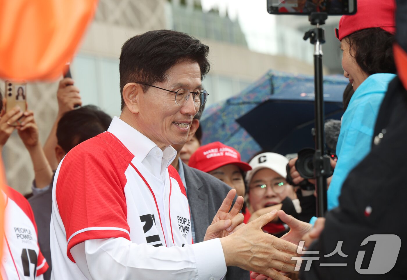본문 이미지 - 김문수 국민의힘 대통령 후보가 16일 오전 경기 화성시 동탄역에서 열린 유세에서 시민들에게 지지를 호소하고 있다. 2025.5.16/뉴스1 ⓒ News1 김영운 기자