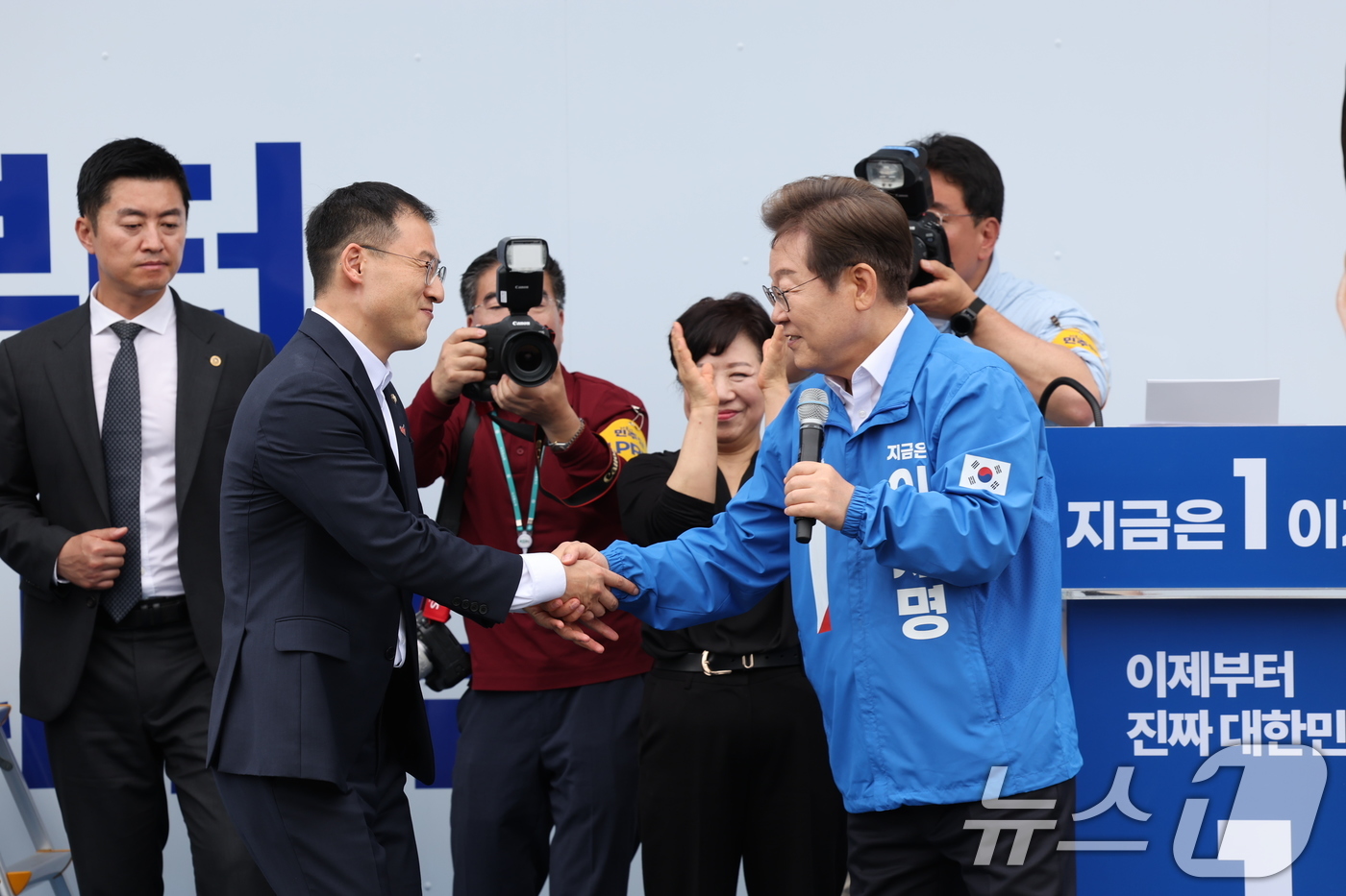 (익산=뉴스1) 이재명 기자 = 이재명 더불어민주당 대통령 후보가 16일 오전 전북 익산시 익산역 동부광장에서 무소속 김상욱 의원과 악수를 나누고 있다. 2025.5.16/뉴스1