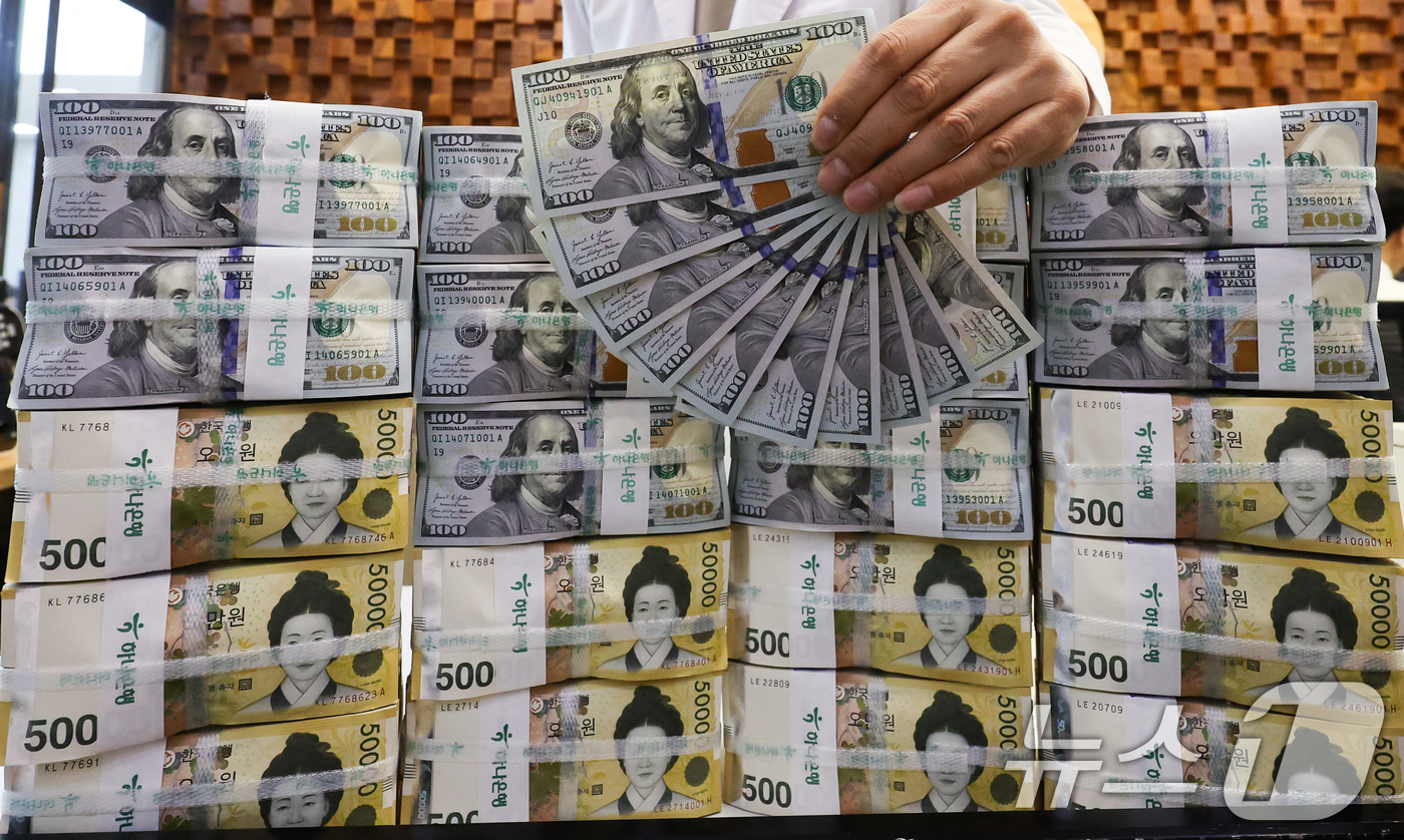 (서울=뉴스1) 허경 기자 = 원·달러 환율은 1390원대 흐름을 지속할 것으로 전망되는 16일 서울 중구 하나은행 위변조대응센터에서 관계자가 원화와 달러화를 정리하고 있다.한국과 …